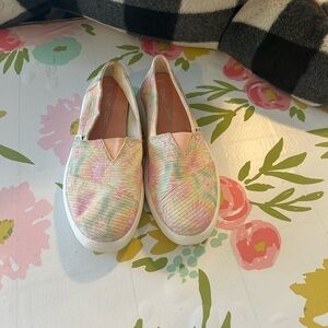Tom is 8.5 tie-dye slip on shoes.